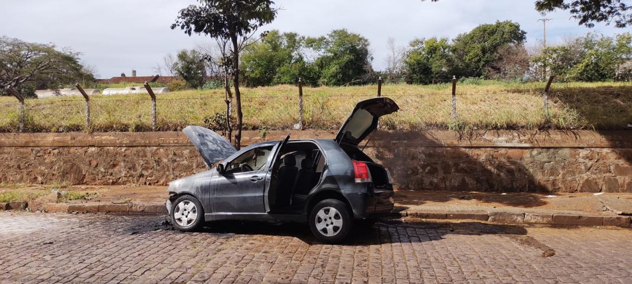 Foto 12 de 15 — Carro pega fogo perto da Via Expressa em Araraquara